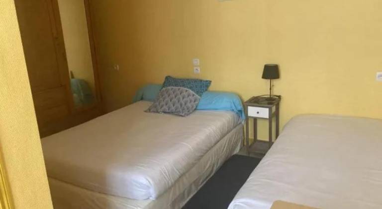 Dedicated room with patio & yard in Saint-Ouen