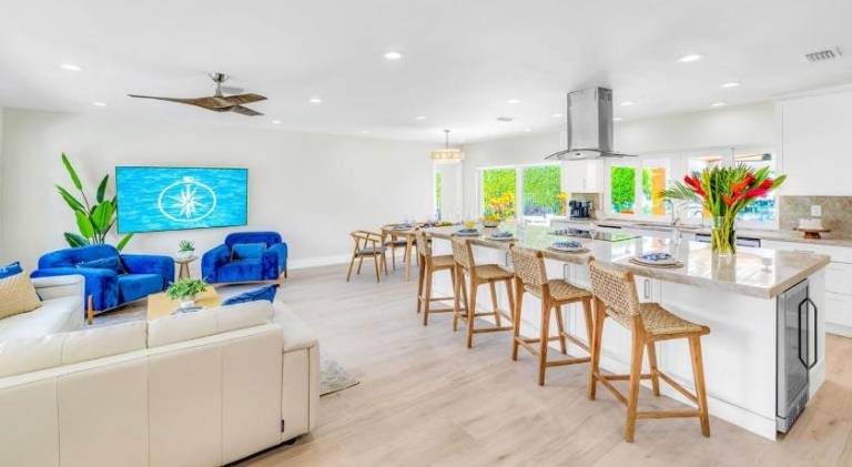 Waterfront Heated Pool Beach Proximity Bermuda Key Residence — photo 3