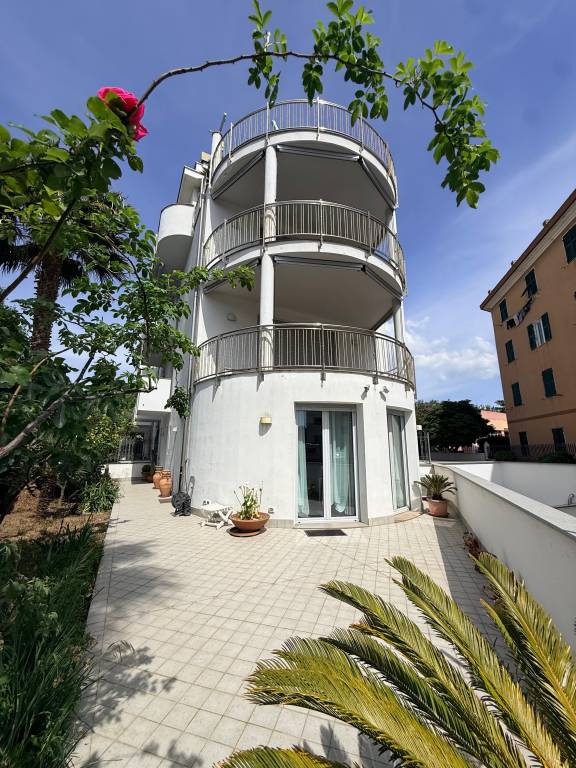 A 50m dal mare con giardino e box in Celle Ligure