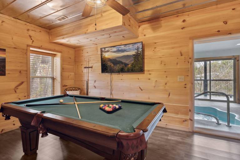 3 Little Bears: Experience Luxury Just Minutes from Top Attractions – Private Indoor Pool, Hot Tub — photo 5