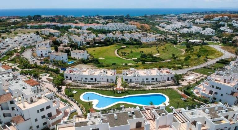 Rental apartment with patio & pool in Estepona