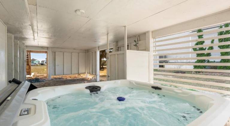 House with jacuzzi — photo 5