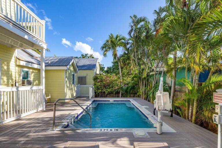 Rental apartment with pool | Near Southernmost Point | Next to the beach | Dogs allowed — photo 3