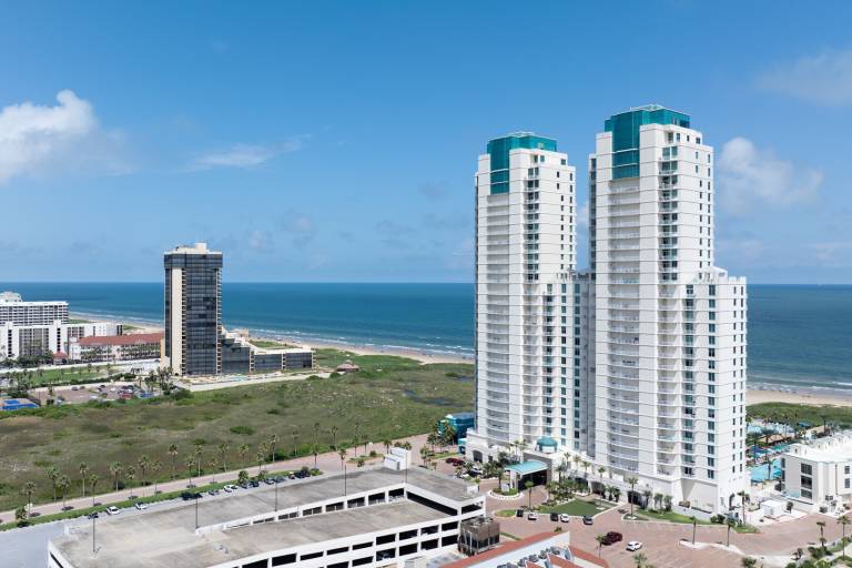 Condo with private pool — photo 3
