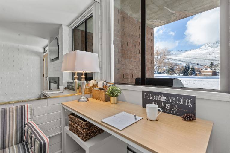 Condo with hot tub & pool | Mountain view — photo 4