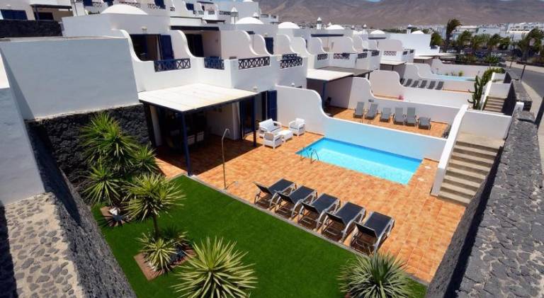 Villa with pool — photo 3