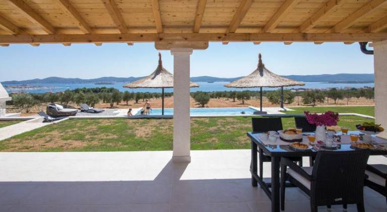 Villa with pool & jacuzzi — photo 3