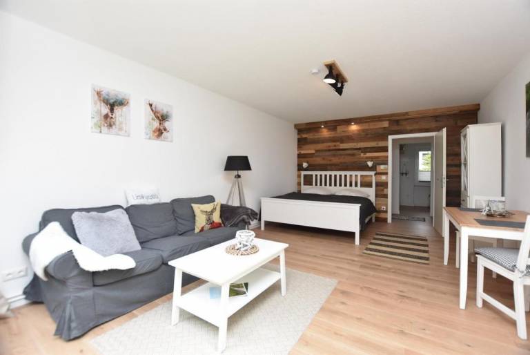 Rental apartment with yard & patio — photo 4