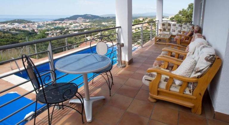 Villa with pool — photo 4