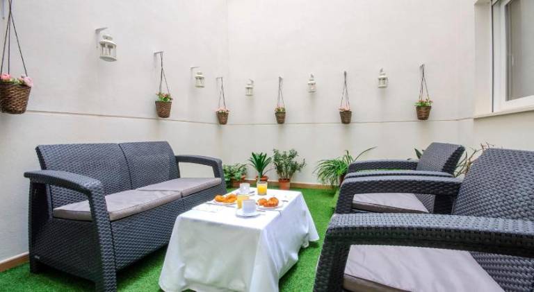 Apartment with patio — photo 5