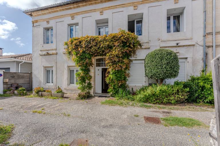 'De Maître Traversant' Apartment with Private Garden, Wi-Fi and Air Conditioning — photo 2