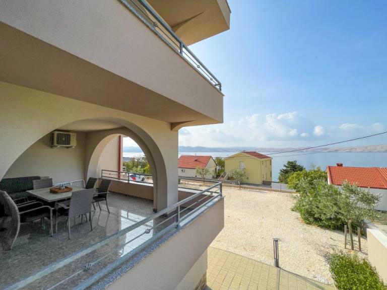 Apartma Karlobag