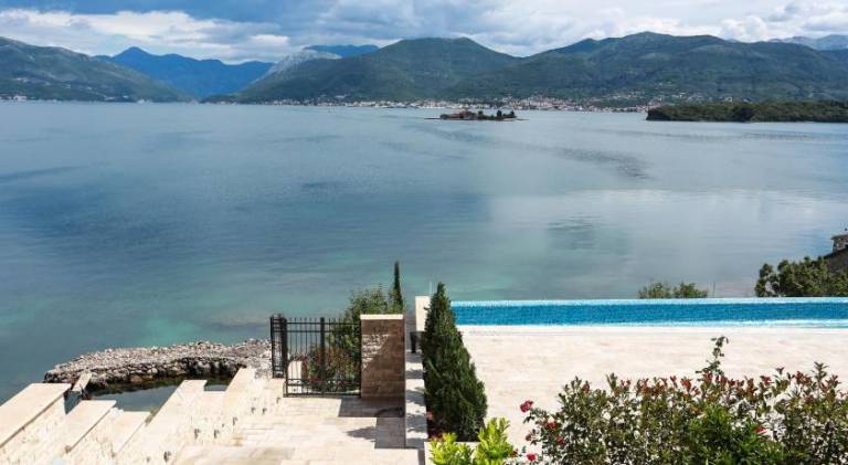 Villa with pool & jacuzzi — photo 4