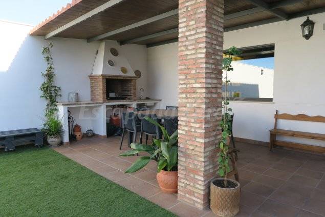 Cottage with barbeque, garden & pool | Garden view — photo 2