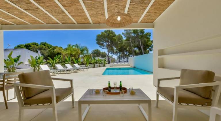 Villa with pool — photo 5