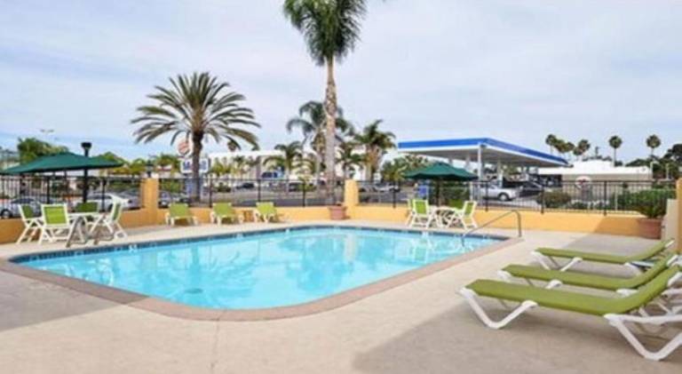 Hotel Avenida - Oceanside Camp Pendleton — photo 3