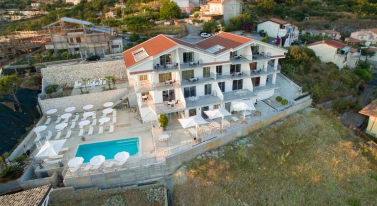 Child-friendly nice serviced apartment with garden, barbeque & pool | Pets allowed in Cosenza