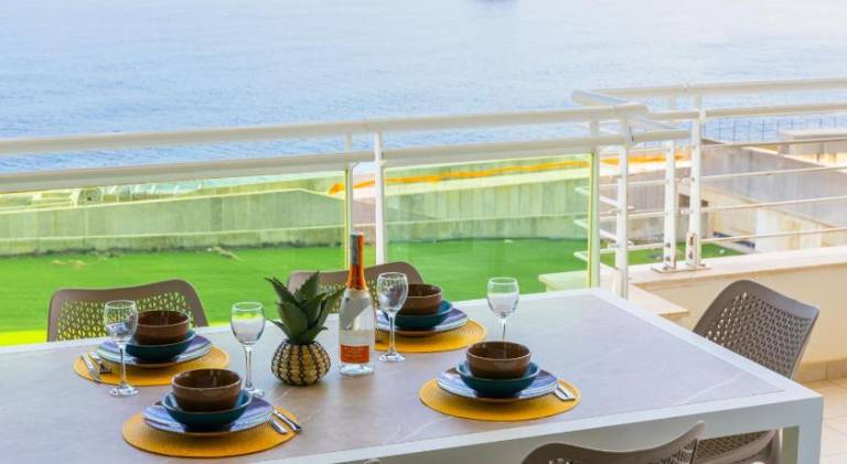 Luxury Seafront 3BR with Pool by Arco Collection — photo 3
