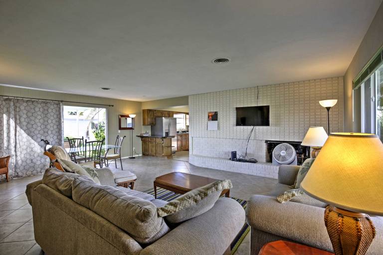 Pet-Friendly Daytona Beach Home, Walk to the Ocean — photo 5
