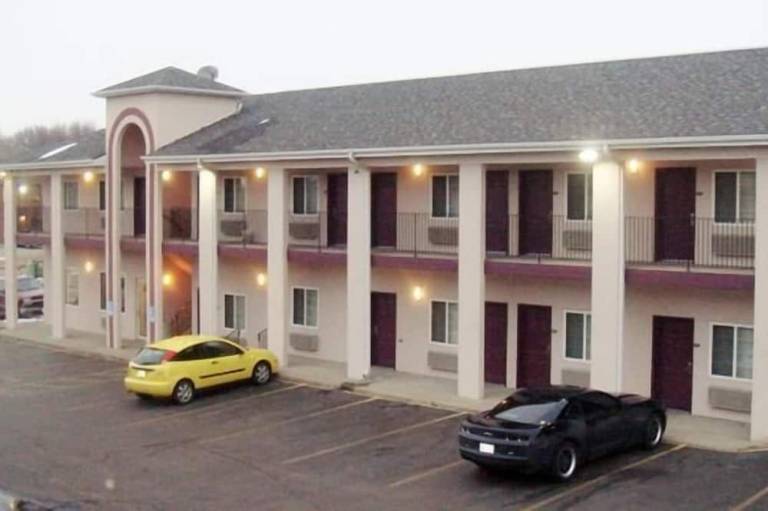 Townhouse Inn & Suites