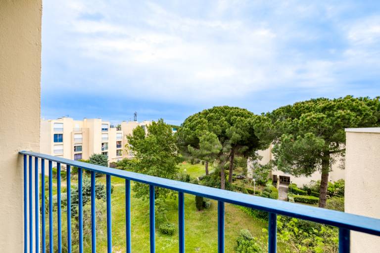 Apartment with patio & barbeque | Garden view — photo 4
