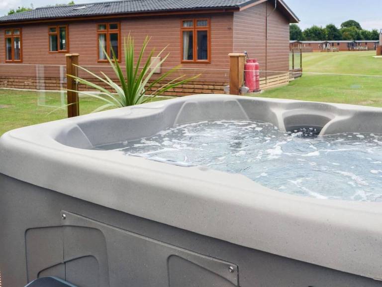 2 Bed Lodge - Sleeps 6 - Dogs - Hot Tub - Parking in Bridlington