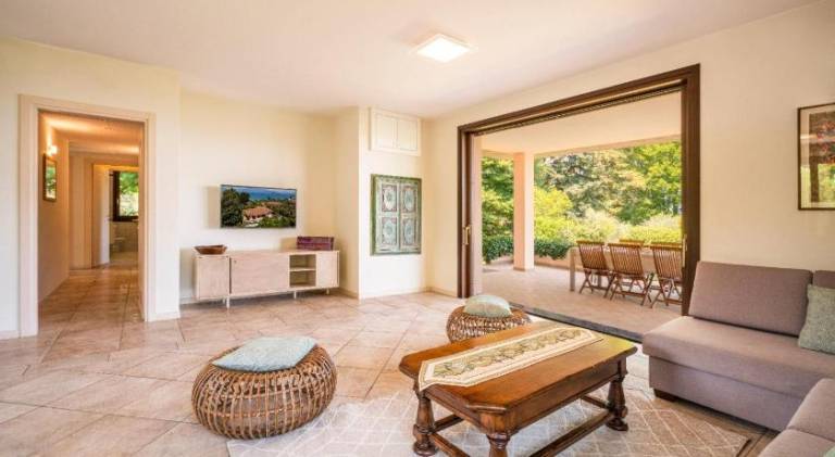 Vacation home with jacuzzi — photo 2