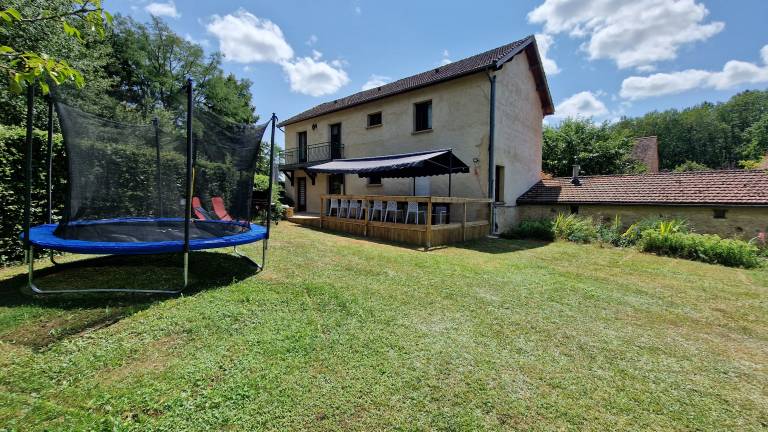 Child-friendly pleasant vacation home with pool, grill & yard | Garden view | Dogs allowed — photo 5