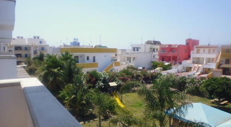 Serviced apartment with patio, garden & barbecue | Next to the beach | Pet-friendly — photo 3