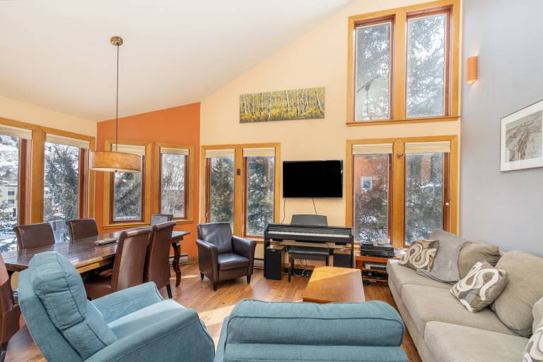 Condo with jacuzzi | Mountain view — photo 3