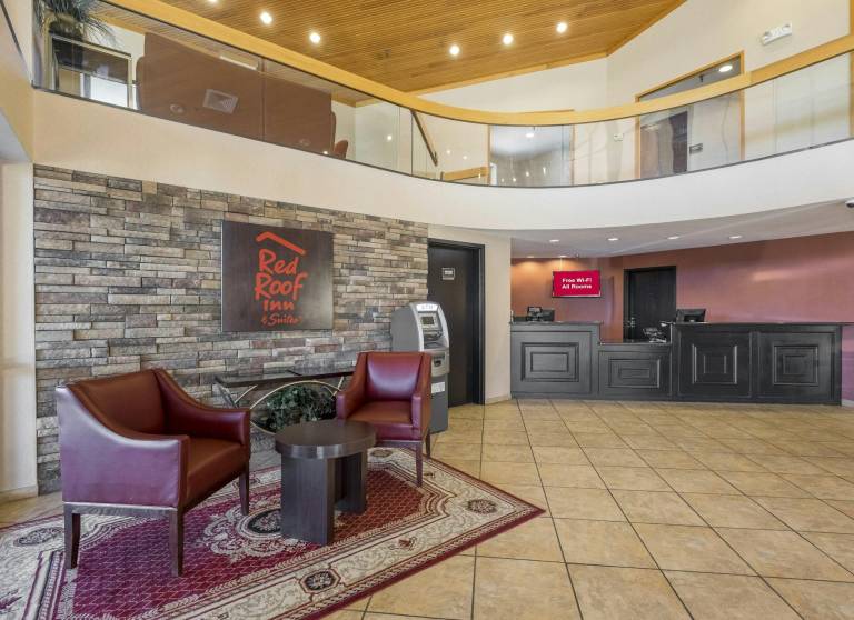 Red Roof Inn & Suites Cincinnati North - Mason — photo 3