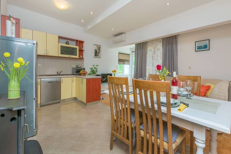 Apartment with patio | Garden view — photo 2