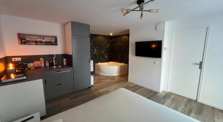 Apartment with jacuzzi — photo 2