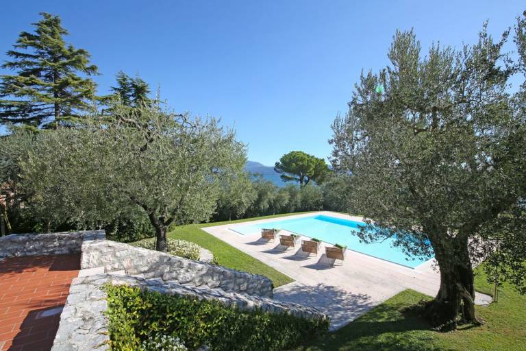 Villa with terrace, private pool & yard in San Felice del Benaco