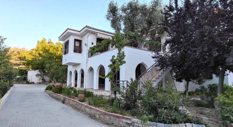 Villa with barbeque, terrace & private pool | Good for workation in Menderes