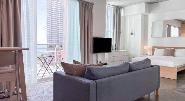 Rental apartment with pool & hot tub | Next to Bayside Marketplace | Pets allowed — photo 2