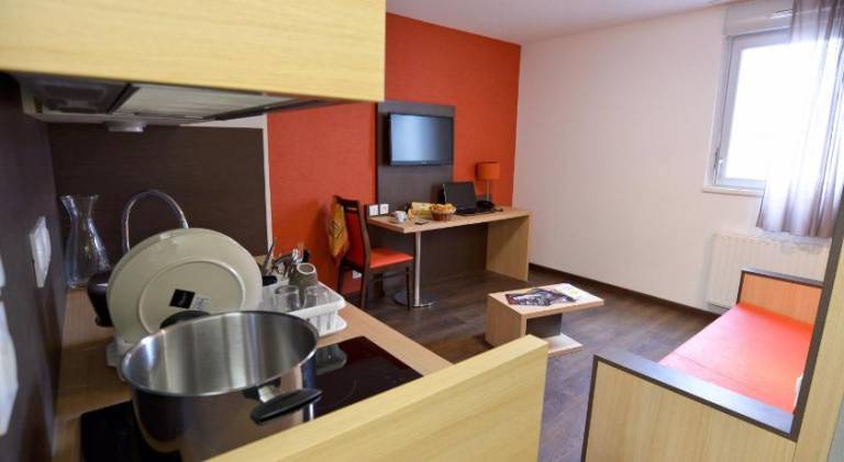 Serviced apartment with patio — photo 5