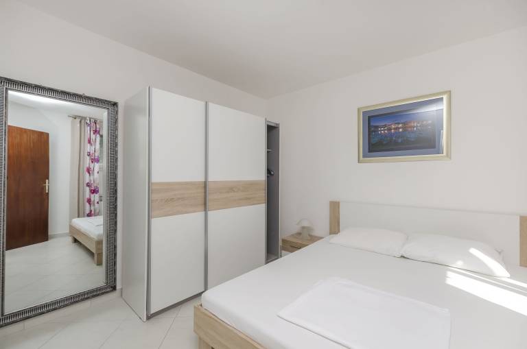 Rental apartment with barbeque, patio & yard in Vodice