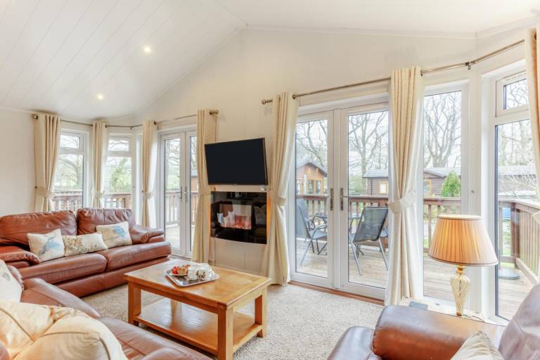 Lodge with hot tub & yard | Dogs allowed — photo 4