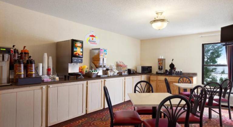 Super 8 By Wyndham Evansville North — photo 4