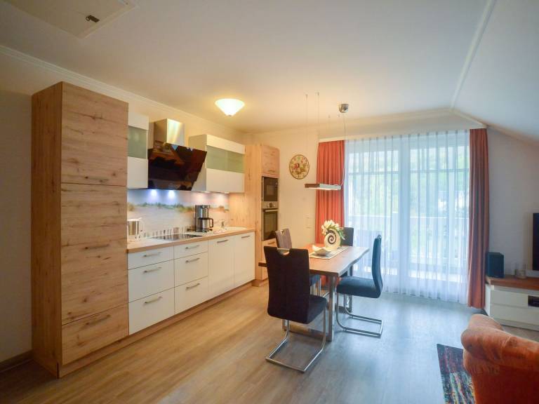 Komfortplus Ferienwohnung mit 1 Schlafzimmer und Balkon im Dachgeschoss — photo 2