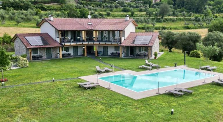 Rental apartment with patio, private pool & yard in Torri del Benaco