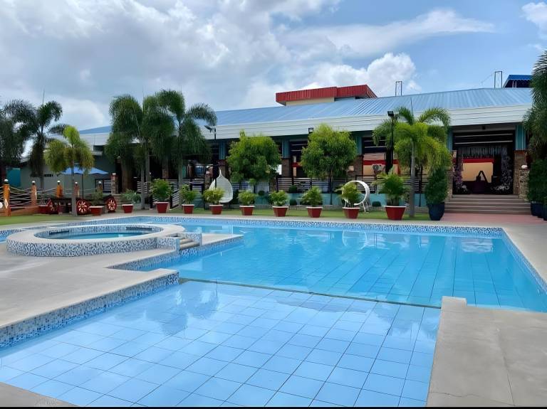 Villa with pool, yard & BBQ | Pets allowed — photo 2