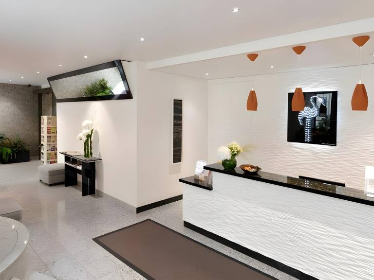 Serviced apartment with patio | Next to Arc de Triomphe in Courbevoie