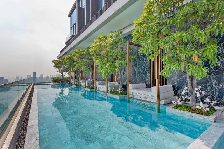 Rental apartment with yard, pool & sauna | City view