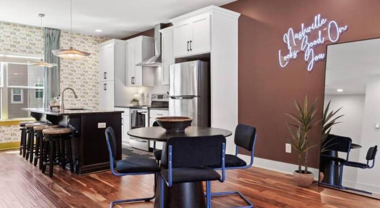 Vibrant Home in The Nations with Garage Walk to Restaurants and Shops — photo 3