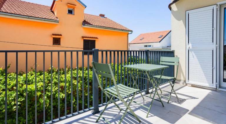 Holiday apartment with garden & patio — photo 3