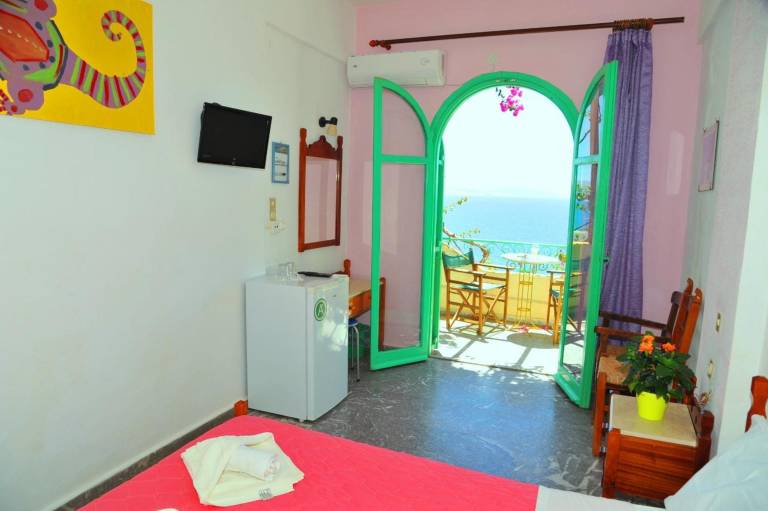 Bed and breakfast with yard | Sea view — photo 2