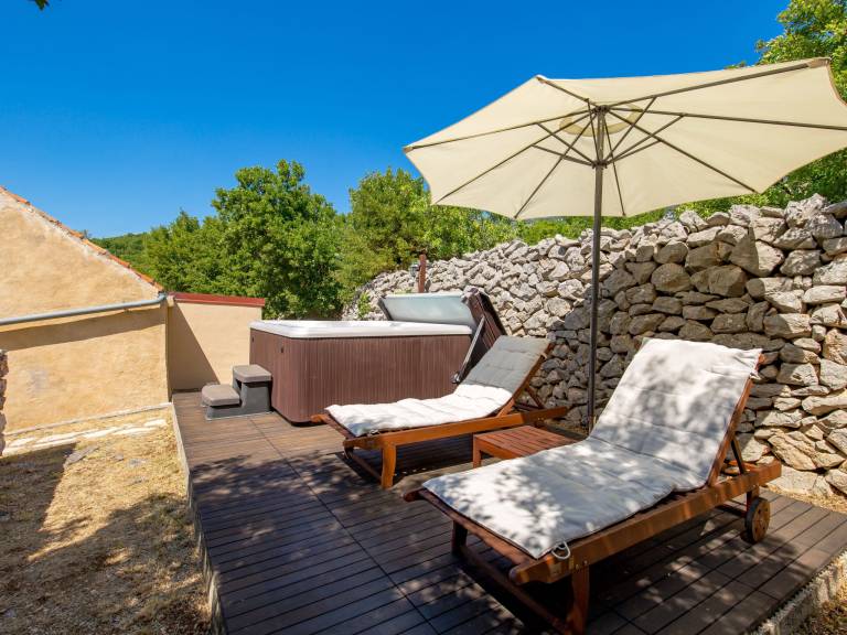 House with yard, jacuzzi & patio — photo 4