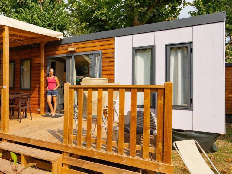 Mobile home with patio & pool — photo 2